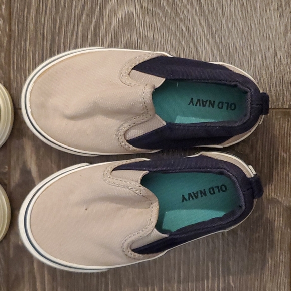 2 Pairs of Toddler Boys Shoes - Size 6 Sneakers - Picture 2 of 7